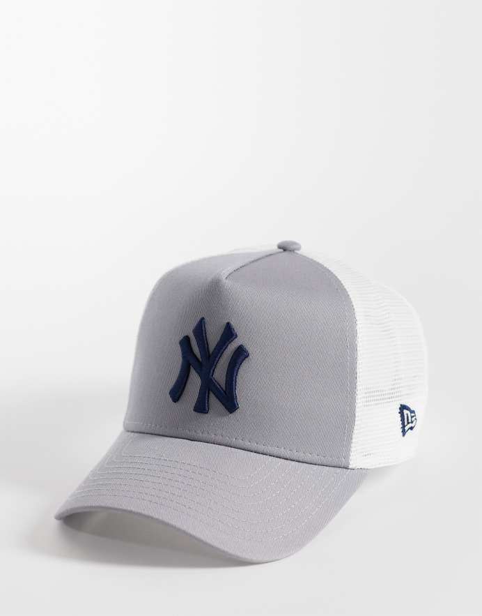 New Era Gorra de camionero gris con parche lateral de los NY Yankees de