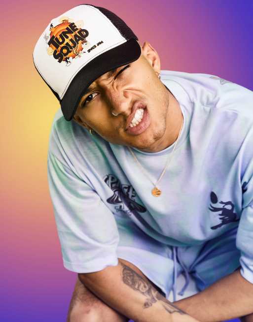 Gorra de camionero monocromática con diseño estampado de Space Jam: A New Legacy de ASOS DESIGN