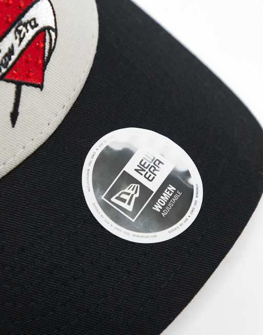 Gorra de camionero negro con diseño de corazón con pedrería de New Era, 2 de 4