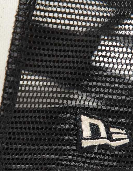 Gorra de camionero negro con diseño de corazón con pedrería de New Era, 3 de 4