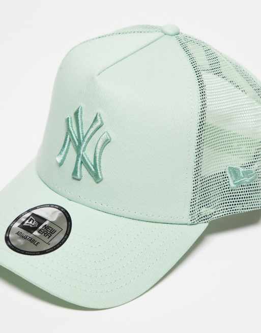 Gorra de camionero verde básica con logo de los NY Yankees de New Era, 2 de 3