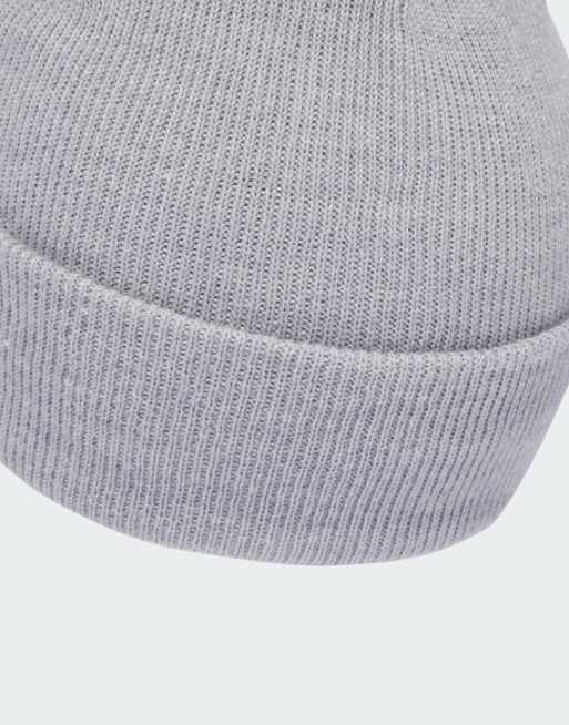 Gorra gris claro jaspeado y blanco con bajo ancho y logo New de adidas Performance, 2 de 3