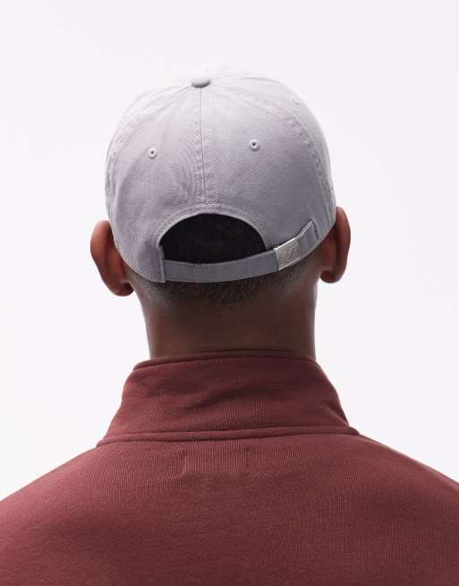 Gorra gris clásica con diseño de 6 paneles de New Balance, 3 de 3
