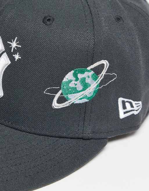 Gorra gris con bordado de planetas y logo de los NY Yankees 59Fifty de New Era, 2 de 3