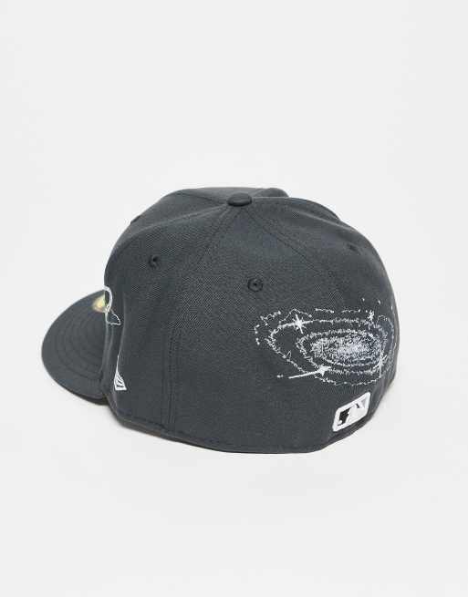 Gorra gris con bordado de planetas y logo de los NY Yankees 59Fifty de New Era, 3 de 3