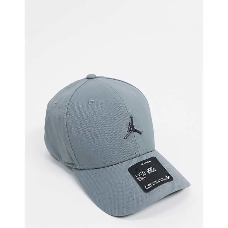 Gorra gris con logo Jumpman metalizado de Jordan | ASOS