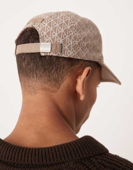 Gorra marrón topo con estampado integral del emblema de Calvin Klein, 2 de 3