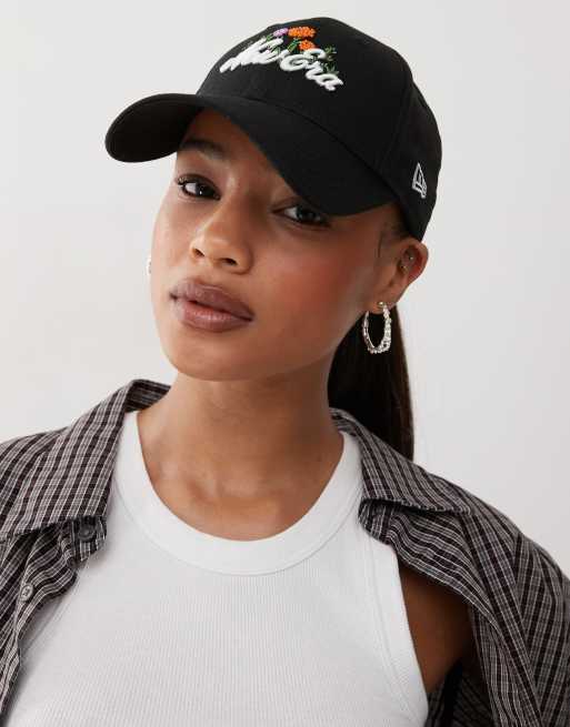 Gorra negra con bordado con cuentas de flor y logo de texto 9Forty de New Era