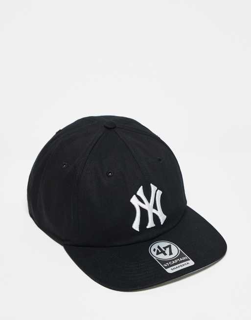 Gorra negra con botón de presión y diseño de los 