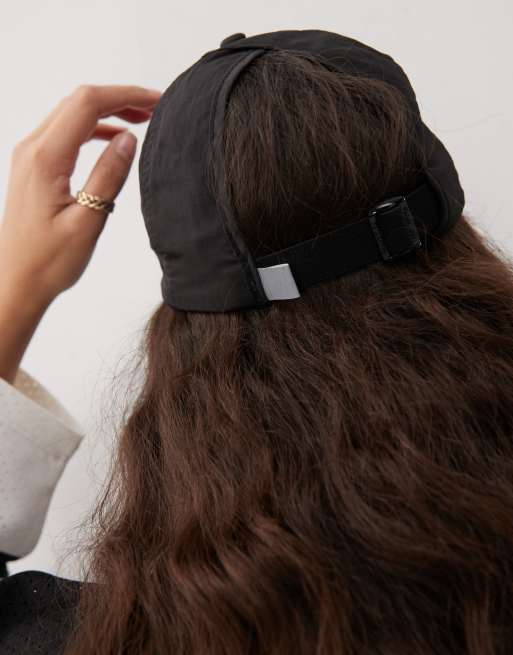 Gorra negra con detalle de abertura trasera y logo de New Era, 2 de 3