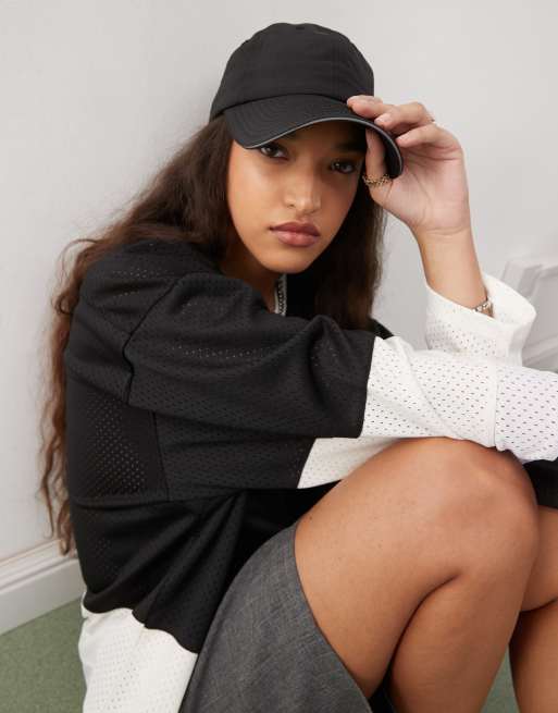 Gorra negra con detalle de abertura trasera y logo de New Era, 3 de 3