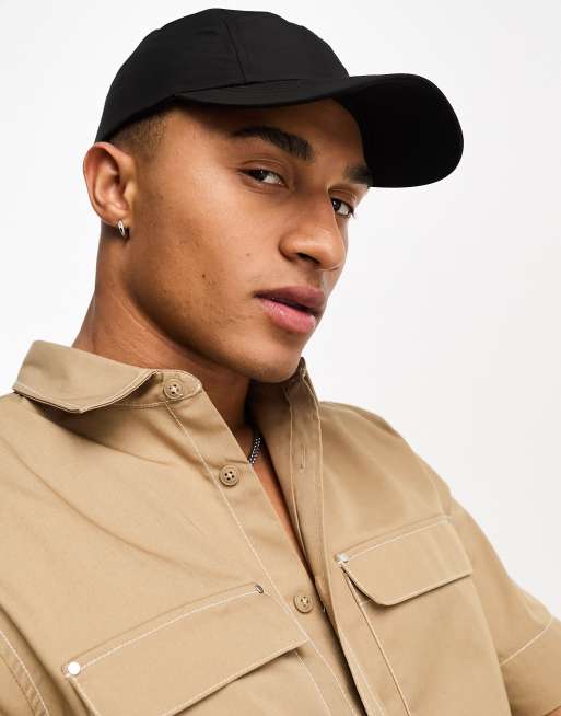 Gorra negra con diseño de 5 paneles de SVNX 
