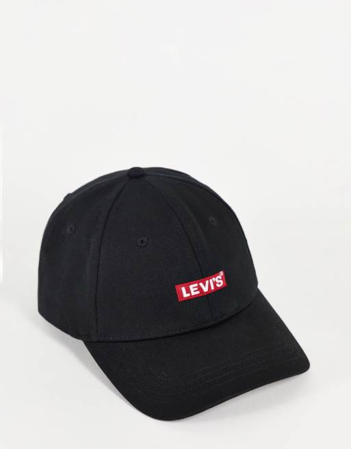 Gorra negra con etiqueta cuadrada del logo de Levi's