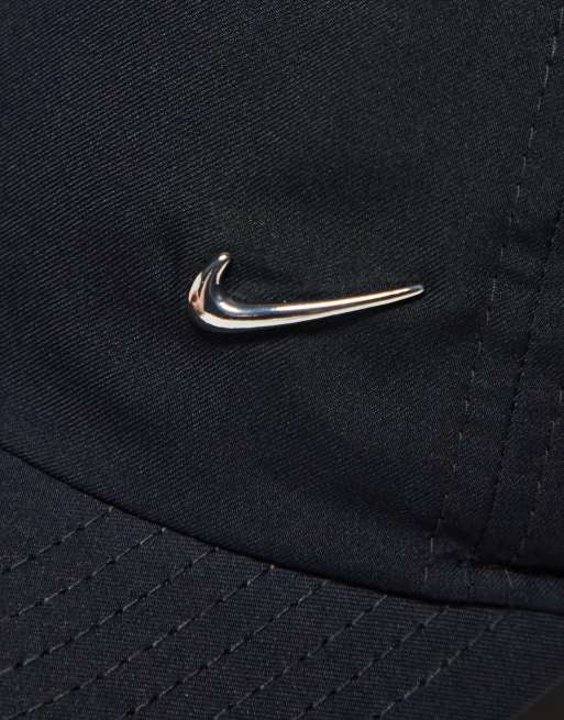  Gorra negra con logo de metal de Nike Club, 2 de 4