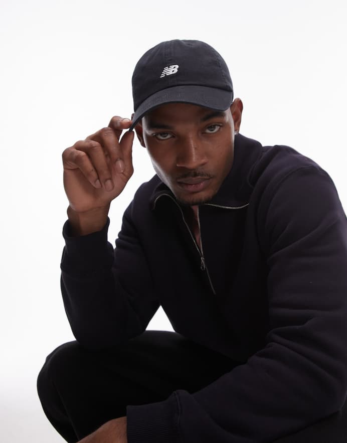 New Balance Gorra negra con logo de