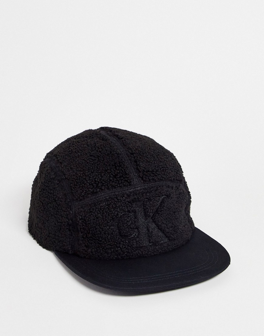 gorra negra con monograma de tejido sherpa de calvin klein jeans-negro