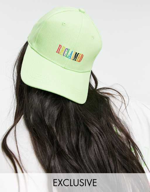 Gorra verde con bordado de logo arcoíris de Reclaimed Vintage Inspired