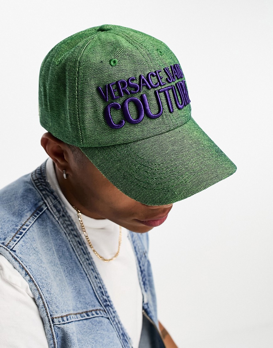 gorra verde con logo de versace jeans couture