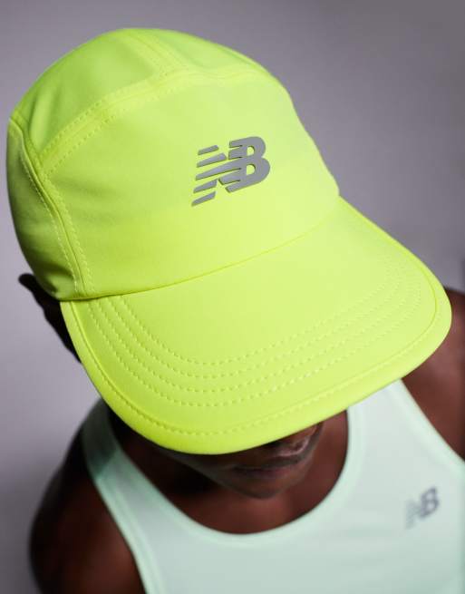 Gorra verde neón con diseño de 5 paneles Performance de New Balance, 2 de 3
