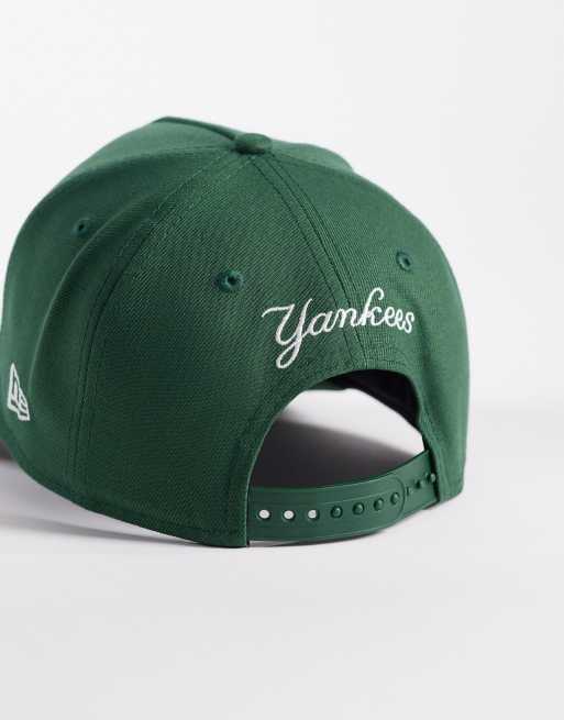 Gorra verde oscuro con logo de texto delineado de los NY Yankees E-Frame de New Era, 2 de 3