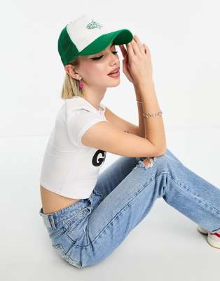 Gorra verde y blanca con diseño color block y logo de Basic Pleasure Mode