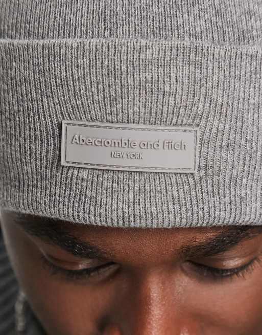Gorro alto gris con parche del logo de punto de Abercrombie & Fitch, 3 de 4