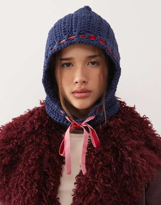 Gorro azul marino y rojo de croché con lazo y ribete de terciopelo de Reclaimed Vintage