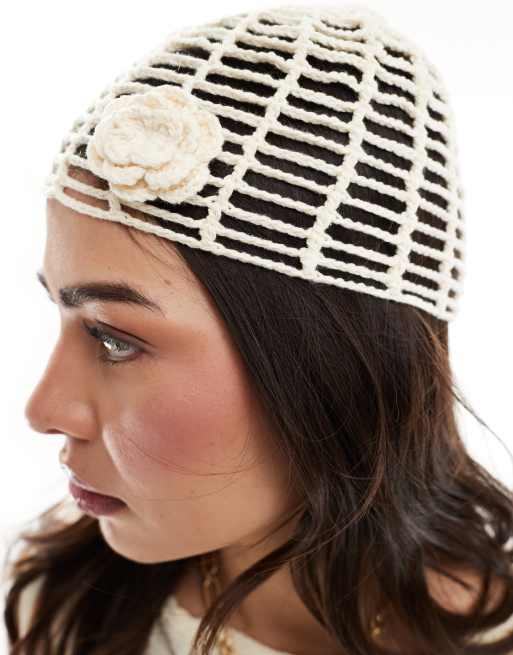 Gorro ceñido con flor de croché de Reclaimed Vintage, 2 de 4