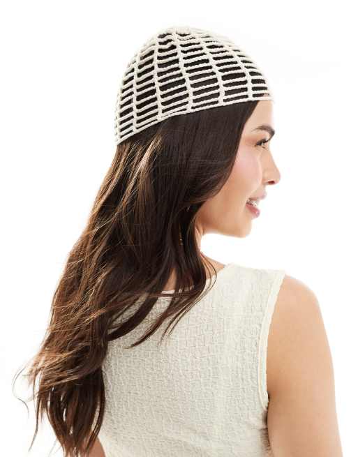Gorro ceñido con flor de croché de Reclaimed Vintage, 4 de 4