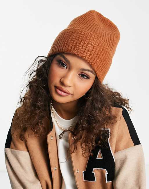 Gorro color camel de punto de canalé de Boardmans