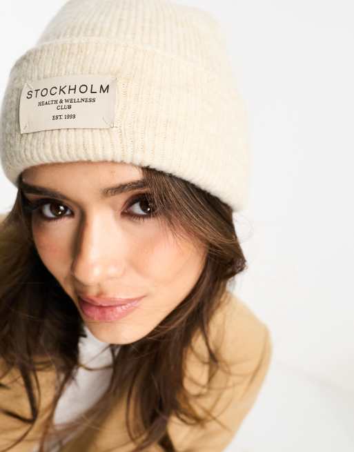 Gorro color crema con etiqueta Stockholm de ASOS DESIGN