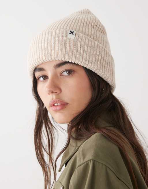 Gorro color crema con logo de COLLUSION