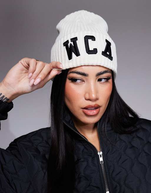 Gorro color crema con logo de Weekend Collective