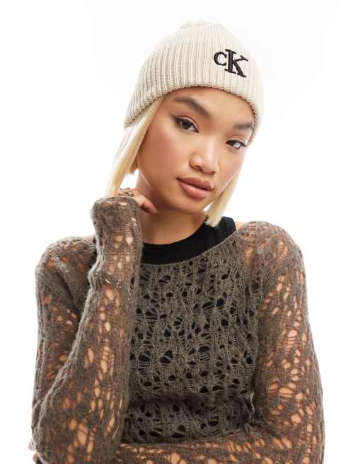 Gorro color crema con logo y pompón de Calvin Klein Jeans