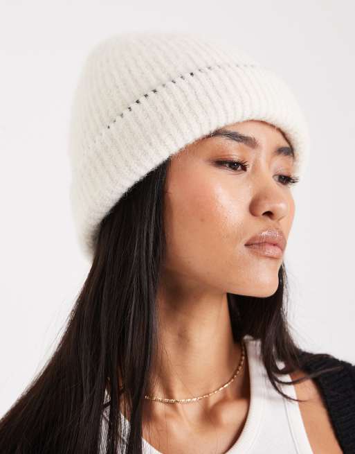 Gorro color crema de lana con ribete negro de punto festón de Miss Selfridge