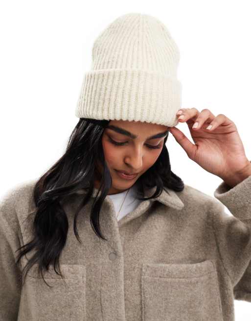 Gorro color crema de punto grueso de New Look 
