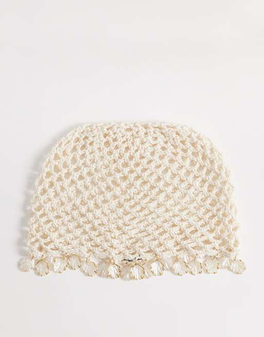 Gorro color crema para festivales de croché con adornos de conchas de South Beach, 1 de 3