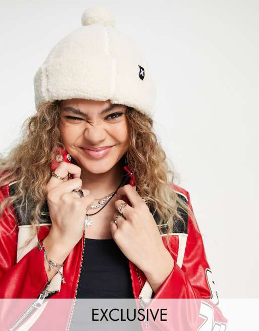 Gorro color crudo estilo camionero de borreguito de COLLUSION Unisex