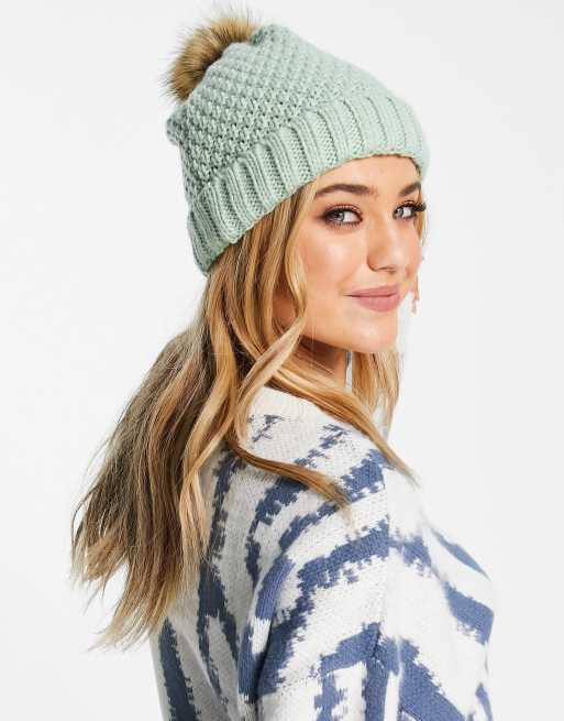 Gorro color menta de punto de ochos con pompón de piel sintética de Boardmans