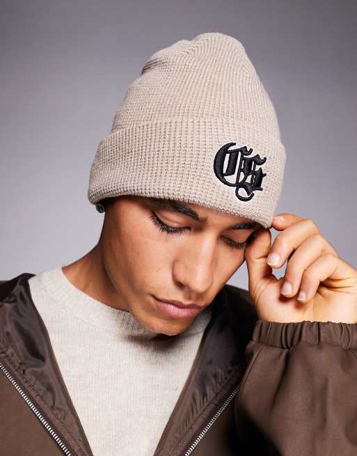 Gorro color piedra claro con detalle de logo de punto gofrado de River Island
