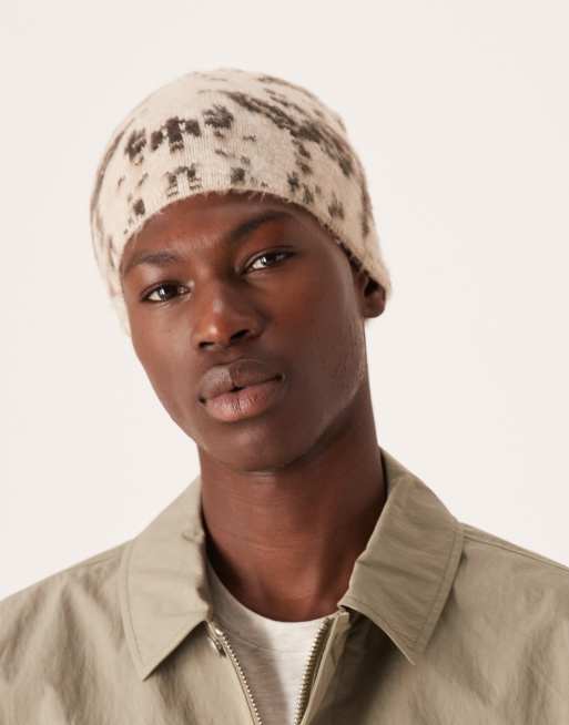 Gorro color piedra con estampado de vaca de punto cepillado de ASOS DESIGN