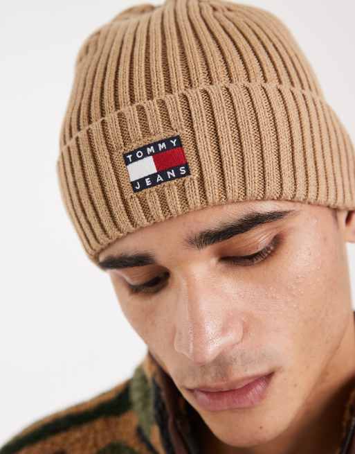 Gorro color tostado con logo de bandera bordado en la parte central de Tommy Jeans, 2 de 3