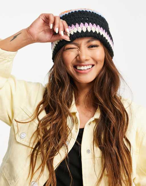 Gorro con franjas multicolores y vuelta de punto de croché de ASOS DESIGN
