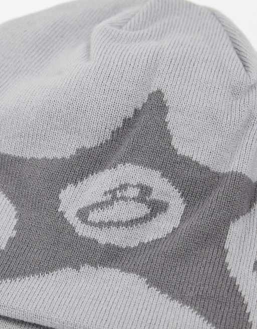 Gorro gris ajustado con estampado de estrellas de Hollister, 2 de 3