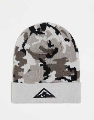 Expulsar a Saturar Amedrentador Gorro gris unisex con pompón y estampado de camuflaje Dri-FIT de Nike Trail  Running | ASOS