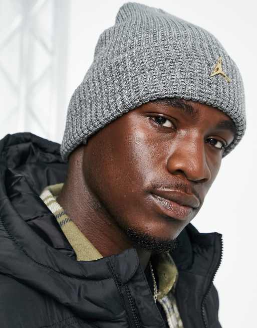 Gorro gris utilitario con logo metalizado Jordan de Nike