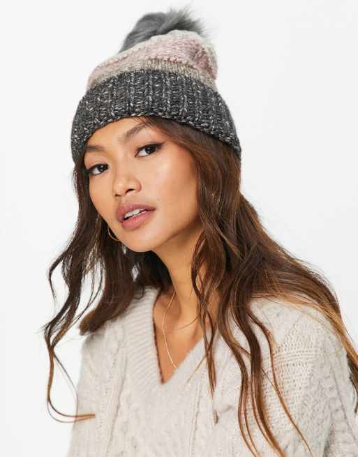 Gorro negro a rayas con pompón de canalé de French Connection