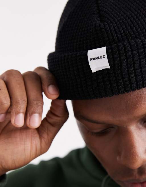 Gorro negro con logo de punto gofrado de lana de merino de Parlez, 2 de 3