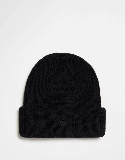 Gorro negro con logo en el mismo tono de punto inglés de adidas Originals