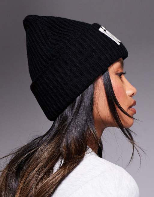 Gorro negro con logo universitario de Weekend Collective, 2 de 3